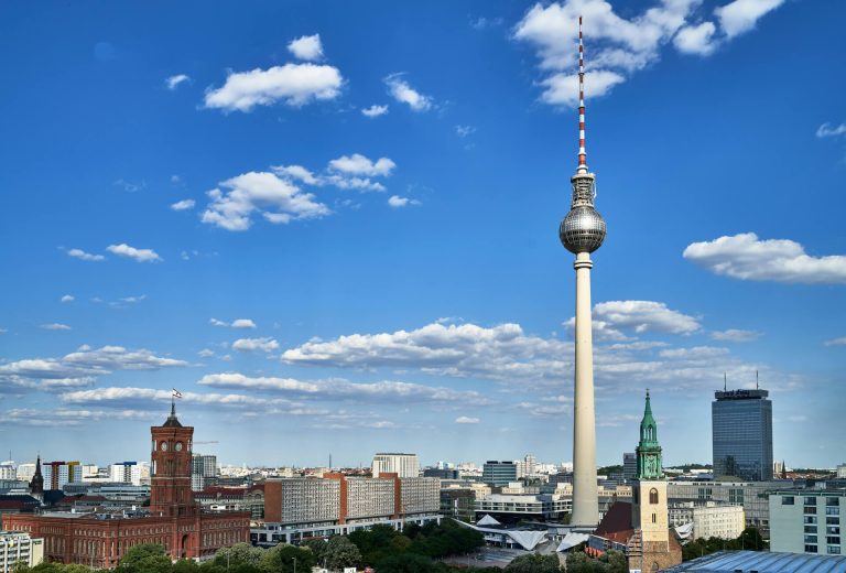 Berlin mit Fernsehturm bei blauem Himmel - Bündnis Beitragszahler - Bürgerbewegung für eine Reform des Rundfunks und der GEZ